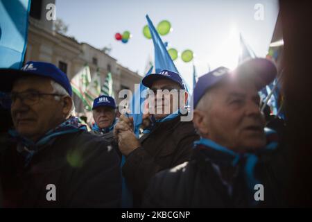 Hunderte von Ilva-Arbeitern aus Taranto protestieren am 10. Dezember auf der Piazza Santi Apostoli in Rom, Italien, 2019.die Beschäftigten der Metallarbeitergewerkschaft FIOM schlossen sich gegen die Industriekrise und die Schließung von Fabriken anderen Arbeitern und Gewerkschaften aus allen Sektoren Italiens an, als die italienische Regierung einen neuen Plan mit dem weltgrößten Stahlhersteller ArcelorMittal aushandelt, um das Stahlwerk Taranto zu retten. (Foto von Christian Minelli/NurPhoto) Stockfoto