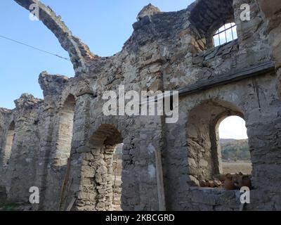 Arbeiter haben die 'St. Die Kirche von Ivan Rilski, die 60 Jahre lang unter Wasser stand. Nach der plötzlichen Entwässerung des Schrebchevo-Staudamms begann seine Restaurierung am 10. Dezember 2019 in der Nähe des Dorfes Zapalnya, Bulgarien. Derzeit haben mehrere Städte in Bulgarien nach dem plötzlichen Entwässern mehrerer anderer Staudämme Schwierigkeiten mit der Frischwasserversorgung. Foto von: Petar Petrov/Impact Press Group/NurPhoto Stockfoto