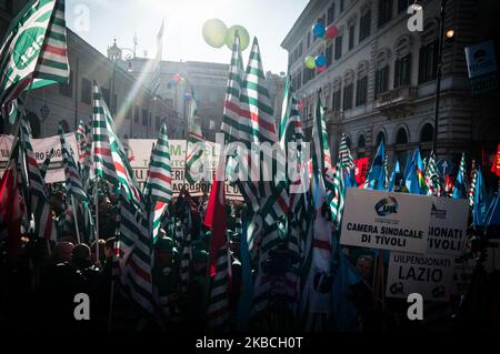 Am 10. Dezember 2019 nehmen Menschen an einer nationalen Demonstration zur Unternehmenskrise in Rom, Italien, Teil. Heute veranstalteten Gewerkschaften, die Stahlarbeiter vertreten, eine nationale Demonstration. Die Regierung setzt die Gespräche fort, um ArcelorMittal davon abzuhalten, die ehemalige ILVA-Gruppe zu übernehmen. (Foto von Andrea Ronchini/NurPhoto) Stockfoto