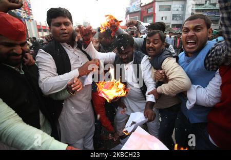 Samajwadi-Parteianhänger verbrennen am 9. Dezember 2019 in Allahabad die Kopien des CAB-Gesetzentwurfs gegen das CAB (Gesetz zur Änderung der Zivilgesetzgebung). (Foto von Ritesh Shukla/NurPhoto) Stockfoto