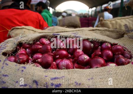 Zwiebeln am Muhana Gemüsemarkt, in Sanganer in der Nähe von Jaipur, Rajasthan, Indien, Dienstag, 10. Dezember 2019. In vielen Städten des Landes steigen die Zwiebelpreise weiter. (Foto von Vishal Bhatnagar/NurPhoto) Stockfoto