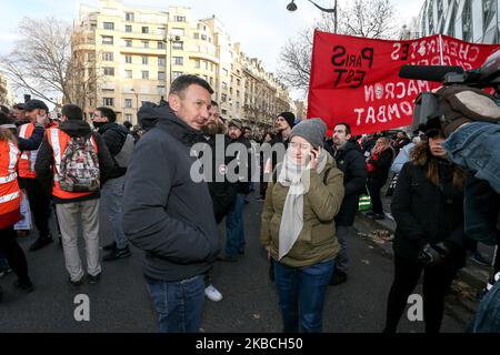 Olivier Besancenot (C), Mitglied der Neuen Antikapitalistischen Partei (NPA) der französischen extremen Linken, nimmt am 10. Dezember 2019 in Paris an einer Demonstration Teil, die Teil des sechsten Streiks der SNCF- und RATP-Mitarbeiter der französischen Regierung über den Plan zur Revision des Rentensystems des Landes ist. Die Gewerkschaften haben versprochen, den Kampf um die Reformen fortzusetzen, die am 11. Dezember abgeschlossen und veröffentlicht werden sollen. (Foto von Michel Stoupak/NurPhoto) Stockfoto