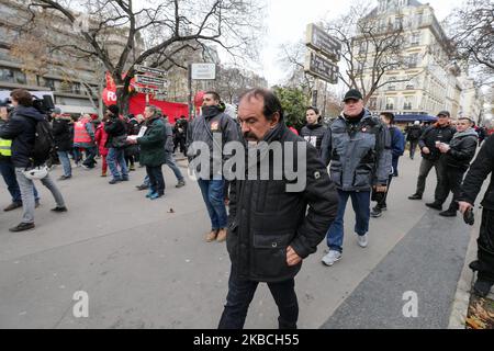 Der Gewerkschaftsführer der CGT, Philippe Martinez (C), kommt am 10. Dezember 2019 zu einer Demonstration in Paris, als Teil des sechsten Streiks der SNCF- und RATP-Mitarbeiter der öffentlichen Verkehrsunternehmen über den Plan der französischen Regierung, das Rentensystem des Landes zu überarbeiten. Die Gewerkschaften haben versprochen, den Kampf um die Reformen fortzusetzen, die am 11. Dezember abgeschlossen und veröffentlicht werden sollen. (Foto von Michel Stoupak/NurPhoto) Stockfoto