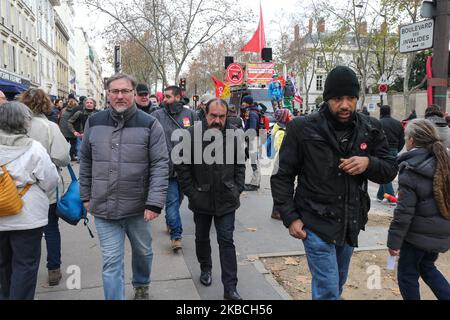 Der Gewerkschaftsführer der CGT, Philippe Martinez (C), kommt am 10. Dezember 2019 zu einer Demonstration in Paris, als Teil des sechsten Streiks der SNCF- und RATP-Mitarbeiter der öffentlichen Verkehrsunternehmen über den Plan der französischen Regierung, das Rentensystem des Landes zu überarbeiten. Die Gewerkschaften haben versprochen, den Kampf um die Reformen fortzusetzen, die am 11. Dezember abgeschlossen und veröffentlicht werden sollen. (Foto von Michel Stoupak/NurPhoto) Stockfoto