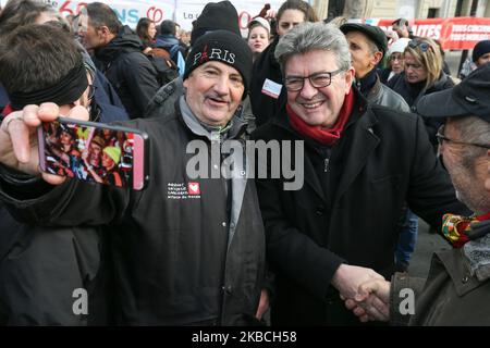 Jean-Luc Melenchon (R), Präsident der französischen Linkspartei La France Insoumise (LFI), spricht mit Demonstranten während eines marsches am 10. Dezember 2019 in Paris, an einem sechsten Tag eines Streiks der SNCF- und RATP-Mitarbeiter über den Plan der französischen Regierung, das Rentensystem des Landes zu überarbeiten. Die Gewerkschaften haben versprochen, den Kampf um die Reformen fortzusetzen, die am 11. Dezember abgeschlossen und veröffentlicht werden sollen. (Foto von Michel Stoupak/NurPhoto) Stockfoto