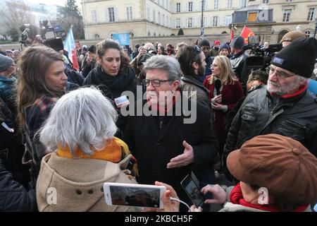 Jean-Luc Melenchon (C), Präsident der französischen Linkspartei La France Insoumise (LFI), spricht mit Demonstranten während eines marsches am 10. Dezember 2019 in Paris an einem sechsten Tag eines Streiks der SNCF- und RATP-Mitarbeiter über den Plan der französischen Regierung, das Rentensystem des Landes zu überarbeiten. Die Gewerkschaften haben versprochen, den Kampf um die Reformen fortzusetzen, die am 11. Dezember abgeschlossen und veröffentlicht werden sollen. (Foto von Michel Stoupak/NurPhoto) Stockfoto