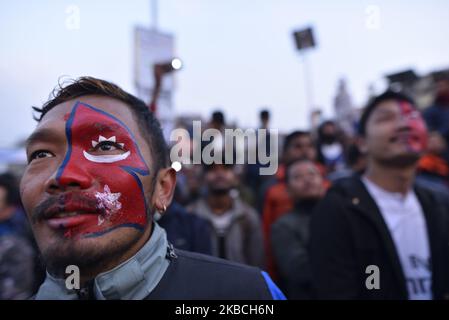 Nepalesische Fußballfans und -Fans kommen mit der National Flag Face Paint an, um am Dienstag, den 10. Dezember 2019, das letzte Fußballspiel von sag zwischen Nepal und Bhutan bei den Südasiatischen Spielen 2019 live vom Dach des Hauses in Kathmandu, Nepal, zu sehen. Nepal gewann das Spiel mit 2:1. (Foto von Narayan Maharjan/NurPhoto) Stockfoto