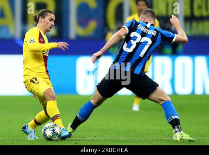 Antoine Griezmann aus Barcelona und Milan Skriniar vom FC Internazionale während des UEFA Champions League Group F-Spiels FC Internazionale gegen den FC Barcelona am 10. Dezember 2019 im San Siro Stadion in Mailand, Italien (Foto: Matteo Ciambelli/NurPhoto) Stockfoto