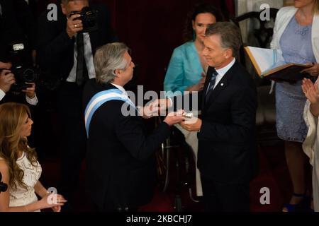 Mauricio Macri, der scheidende Präsident Argentiniens, überreicht dem designierten argentinischen Präsidenten Alberto Fernandez die Präsidentenwahl während der Einweihungszeremonie auf dem Nationalkongress am 10. Dezember 2019 in Buenos Aires, Argentinien. (Foto von Mario De Fina/NurPhoto) Stockfoto