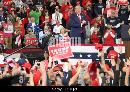 US-Präsident Donald Trump begrüßt Unterstützer, als er nach einem mehr als einstündigen Gespräch die Bühne betreten hat, als er und Vizepräsident Mike Pence am 10. Dezember 2019 im Giant Center in Hershey, PA, zu einer „Keep America Great“-Wahlkampfveranstaltung nach Pennsylvania zurückkehren. (Foto von Bastiaan Slabbers/NurPhoto) Stockfoto