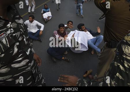 Die Polizei setzt Schlagstöcke ein, um Aktivisten der National Student Union of India (NSUI), des Studentenflügels der Kongresspartei, während einer regierungsfeindlichen Demonstration, die für niedrigere Bildungsgebühren verlangte, am 10. Dezember 2019 in Neu Delhi zu zerstreuen. (Foto von Indraneel Chowdhury/NurPhoto) Stockfoto