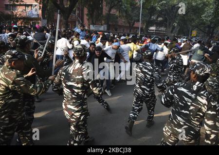 Die Polizei setzt Schlagstöcke ein, um Aktivisten der National Student Union of India (NSUI), des Studentenflügels der Kongresspartei, während einer regierungsfeindlichen Demonstration, die für niedrigere Bildungsgebühren verlangte, am 10. Dezember 2019 in Neu Delhi zu zerstreuen. (Foto von Indraneel Chowdhury/NurPhoto) Stockfoto