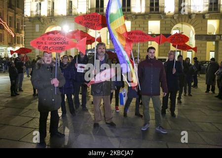 Einige Demonstranten halten ein Schild mit einem Fisch, Symbole der Sardinen-Bewegung, während der Flash-Mob auf der Piazza Castello am 10. Dezember 2019 in Turin, Italien. Die Sardine, die neue antifaschistische ideologische Bewegung, protestiert in ganz Italien gegen Matteo Salvini, den Führer der rechten Partei Lega. Die Bewegung, geboren von Roberto Morotti, Giulia Trappoloni und Andrea Garreffa, wurde in Opposition zum Wahlkampf der Lega in Bologna geboren. (Foto von Massimiliano Ferraro/NurPhoto) Stockfoto