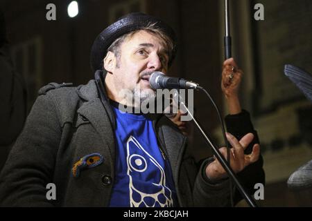 Paolo Ranzani (links), Flash Mob Organisator der Movement of Sardine of Turin, spricht am 10. Dezember 2019 auf der Piazza Castello in Turin, Italien. Die Sardine, die neue antifaschistische ideologische Bewegung, protestiert in ganz Italien gegen Matteo Salvini, den Führer der rechten Partei Lega. Die Bewegung, geboren von Roberto Morotti, Giulia Trappoloni und Andrea Garreffa, wurde in Opposition zum Wahlkampf der Lega in Bologna geboren. (Foto von Massimiliano Ferraro/NurPhoto) Stockfoto