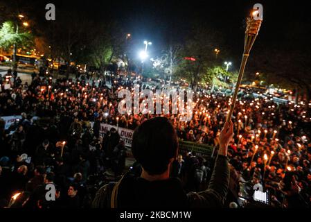 Die Demonstranten haben das Bild des ehemaligen ägyptischen Präsidenten Mohamed Mursi während des Protestes für die Todesstrafe in Ägypten, nach dem Abendgebet in der Fatih-Moschee in Istanbul, Türkei, am 10. Dezember 2019. (Foto von Can Ozer/NurPhoto) Stockfoto