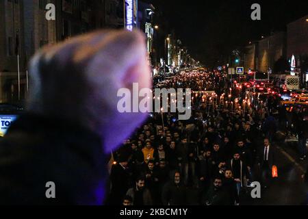 Die Demonstranten haben das Bild des ehemaligen ägyptischen Präsidenten Mohamed Mursi während des Protestes für die Todesstrafe in Ägypten, nach dem Abendgebet in der Fatih-Moschee in Istanbul, Türkei, am 10. Dezember 2019. (Foto von Can Ozer/NurPhoto) Stockfoto