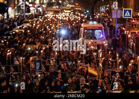 Die Demonstranten haben das Bild des ehemaligen ägyptischen Präsidenten Mohamed Mursi während des Protestes für die Todesstrafe in Ägypten, nach dem Abendgebet in der Fatih-Moschee in Istanbul, Türkei, am 10. Dezember 2019. (Foto von Can Ozer/NurPhoto) Stockfoto