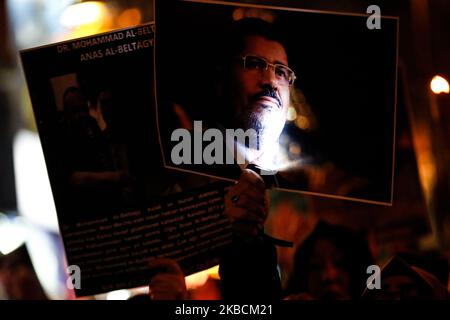 Die Demonstranten haben das Bild des ehemaligen ägyptischen Präsidenten Mohamed Mursi während des Protestes für die Todesstrafe in Ägypten, nach dem Abendgebet in der Fatih-Moschee in Istanbul, Türkei, am 10. Dezember 2019. (Foto von Can Ozer/NurPhoto) Stockfoto