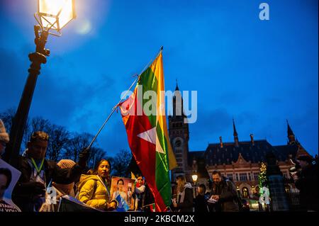 Am frühen Morgen des 11.. Dezember 2019 versammeln sich Menschen vor dem Internationalen Gerichtshof, um Aung San Suu Kyi in Den Haag ihre Unterstützung zu zeigen. (Foto von Romy Arroyo Fernandez/NurPhoto) Stockfoto