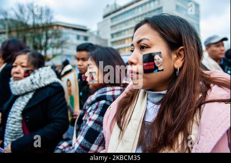 Am 11.. Dezember 2019 halten Menschen Plakate vor dem IGH, um Aung San Suu Kyi in Den Haag ihre Unterstützung zu zeigen. (Foto von Romy Arroyo Fernandez/NurPhoto) Stockfoto