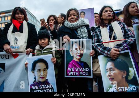 Am 11.. Dezember 2019 halten Menschen Plakate vor dem IGH, um Aung San Suu Kyi in Den Haag ihre Unterstützung zu zeigen. (Foto von Romy Arroyo Fernandez/NurPhoto) Stockfoto