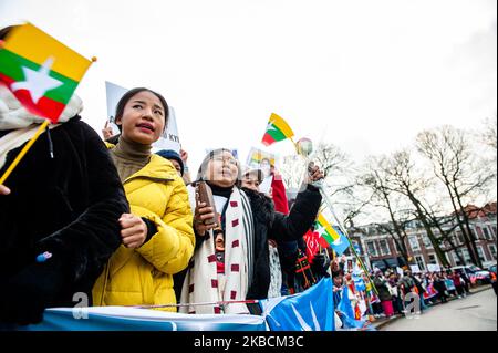 Am 11.. Dezember 2019 halten Menschen Plakate und rufen Slogans vor dem Internationalen Gerichtshof an, um ihre Unterstützung für Aung San Suu Kyi in Den Haag zu zeigen. (Foto von Romy Arroyo Fernandez/NurPhoto) Stockfoto