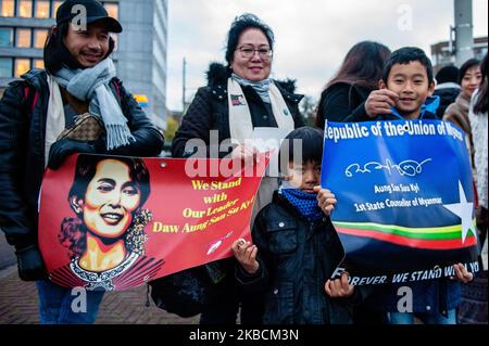 Am 11.. Dezember 2019 halten Menschen Plakate vor dem IGH, um Aung San Suu Kyi in Den Haag ihre Unterstützung zu zeigen. (Foto von Romy Arroyo Fernandez/NurPhoto) Stockfoto