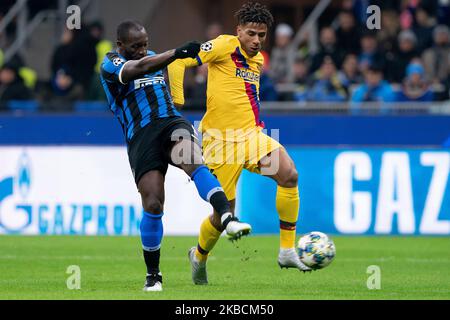 Romelu Lukaku vom FC Internazionale Milano kämpft am 10. Dezember 2019 im Stadio Giuseppe Meazza San Sito in Mailand um den Ball mit Jean-Clair Todibo vom FC Barcelona während des UEFA Champions League 2019/2020 Group Stage Match zwischen dem FC Internazionale Mailand und dem FC Barcelona. (Foto von Danilo Di Giovanni/NurPhoto) Stockfoto