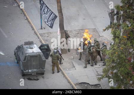 chilenische Polizisten laufen, um Hilfe zu erhalten, nachdem sie während eines regierungsfeindlichen Protestes im November in Santiago, Chile, von Demonstranten mit einer molotow-Bombe getroffen wurden. 4, 2019. (Foto von Jeremias Gonzalez/NurPhoto) Stockfoto