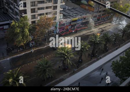 Während eines Protestes gegen die chilenische Regierung in Santiago, Chile, am 4. November 2019, wird ein Polizeifahrzeug von einem molotow-Cocktail getroffen. (Foto von Jeremias Gonzalez/NurPhoto) Stockfoto