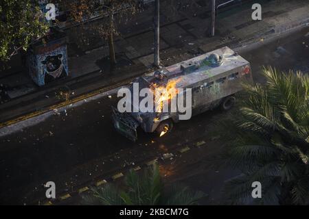 Während eines Protestes gegen die chilenische Regierung in Santiago, Chile, am 4. November 2019, wird ein Polizeifahrzeug von einem molotow-Cocktail getroffen. (Foto von Jeremias Gonzalez/NurPhoto) Stockfoto