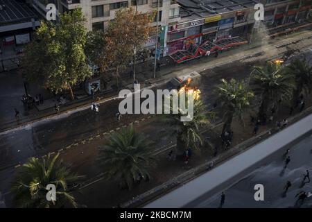 Während eines Protestes gegen die chilenische Regierung in Santiago, Chile, am 4. November 2019, wird ein Polizeifahrzeug von einem molotow-Cocktail getroffen. (Foto von Jeremias Gonzalez/NurPhoto) Stockfoto