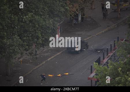 Während eines Protestes gegen die chilenische Regierung in Santiago, Chile, am 4. November 2019, wird ein Polizeifahrzeug von einem molotow-Cocktail getroffen. (Foto von Jeremias Gonzalez/NurPhoto) Stockfoto