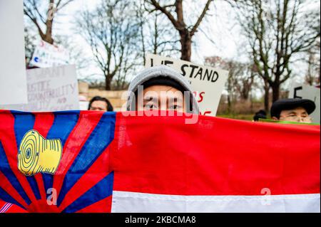 Während einer Solidaritätskundgebung der Rohingya vor dem Internationalen Gerichtshof in Den Haag am 11.. Dezember 2019 versteckt sich ein Mann hinter einer Flagge. (Foto von Romy Arroyo Fernandez/NurPhoto) Stockfoto