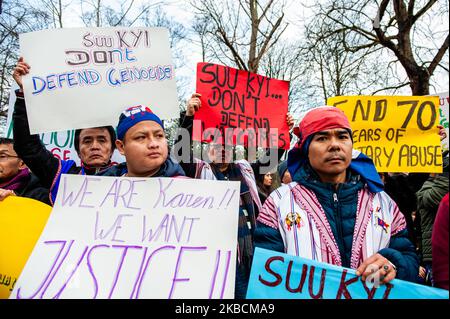 Eine Gruppe von Rohingya-Anhängern hält am 11.. Dezember 2019 bei einer Solidaritätskundgebung vor dem IGH in Den Haag Plakate ab. (Foto von Romy Arroyo Fernandez/NurPhoto) Stockfoto