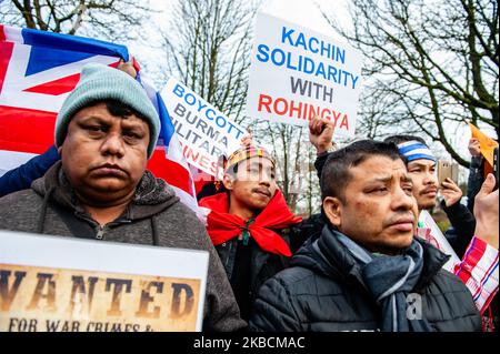 Anhänger von Rohingya halten am 11.. Dezember 2019 Plakate während einer Rohingya-Solidaritätskundgebung vor dem Internationalen Gerichtshof in Den Haag ab. (Foto von Romy Arroyo Fernandez/NurPhoto) Stockfoto