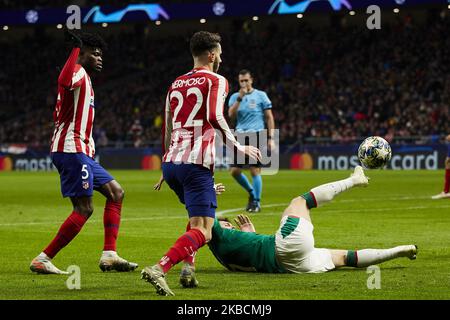 Thomas Teye vom Atletico de Madrid und Rifat Zhemaletdinov vom FC Lokomotiv Moskau während der UEFA Champions League zwischen Atletico de Madrid und FC Lokomotiv Moskau am 11. Dezember 2019 im Wanda Metropolitano Stadium in Madrid, Spanien. (Foto von A. Ware/NurPhoto) Stockfoto