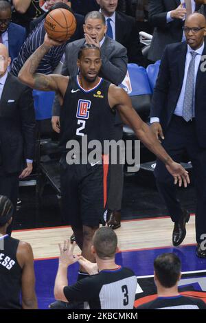 Kawhi Leonard #2 der Los Angeles Clippers mit dem Ball während des NBA-Spiels Toronto Raptors vs Los Angeles Clippers in der Scotiabank Arena am 11. Dezember 2019 in Toronto, Kanada (Ergebnis nach der ersten Hälfte 46:64) (Foto: Anatoliy Cherkasov/NurPhoto) Stockfoto