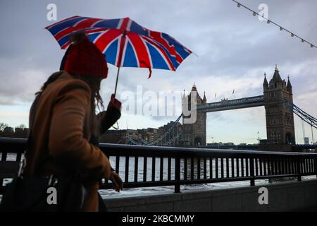 Am 11. Dezember 2019 laufen die Menschen im Regen zur Tower Bridge in London, Großbritannien. Die britischen Parlamentswahlen finden am 12. Dezember 2019 statt. (Foto von Beata Zawrzel/NurPhoto) Stockfoto