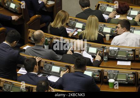 Die Abgeordneten nehmen am 12. Dezember 2019 an der Parlamentssitzung in Kiew, Ukraine, Teil. Die ukrainischen Gesetzgeber stimmten über die Verlängerung des Sonderstatus von Donbass ab. Der ukrainische Präsident Volodymyr Zelenski erklärte nach dem Gipfel in der Normandie, dass das Gesetz über die Sonderordnung der lokalen Selbstverwaltung in Donbass, das am 31. Dezember 2019 ausläuft, in der aktuellen Fassung um ein Jahr verlängert wird, wie lokale Medien berichteten. (Foto von STR/NurPhoto) Stockfoto