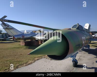 Besucher können die Exponate im Luftfahrtmuseum im Krumovo besichtigen. Flugzeuge und Hubschrauber, die vom Ausbruch des Ersten Weltkriegs bis zum Ende des Kalten Krieges im Einsatz waren, sind ausgesetzt. In der Innenbelichtung ist das Fahrwerk der Sojus-33-Sonde zu sehen. (Foto von Impact Press Group/NurPhoto) Stockfoto