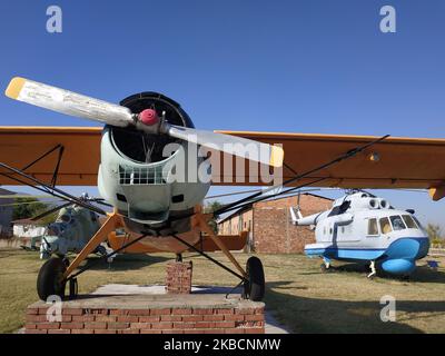 Besucher können die Exponate im Luftfahrtmuseum im Krumovo besichtigen. Flugzeuge und Hubschrauber, die vom Ausbruch des Ersten Weltkriegs bis zum Ende des Kalten Krieges im Einsatz waren, sind ausgesetzt. In der Innenbelichtung ist das Fahrwerk der Sojus-33-Sonde zu sehen. (Foto von Impact Press Group/NurPhoto) Stockfoto