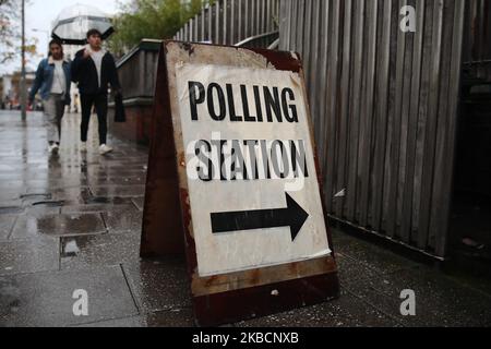 Wahllokale unterschreiben bei den Parlamentswahlen in London, Großbritannien, am 12. Dezember 2019. (Foto von Jakub Porzycki/NurPhoto) Stockfoto
