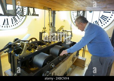 Der Uhrmachermeister Jesus Lopez-Terradas, der über ein Jahrhundert alte Uhrmachermeister der Puerta del Sol, fährt mit den 12 Glockenspielen des 31. Dezember jedes Jahr im Ritual der zwölf Trauben fort. Madrid, 12. Dezember 2019 Spanien (Foto von Oscar Gonzalez/NurPhoto) Stockfoto