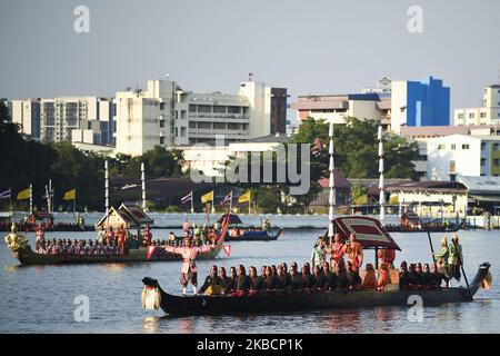 Thailändische Ruderer in traditioneller Tracht während der Royal Barge Prozession zum Abschluss der Königlichen Krönungszeremonie am Chao Phraya Fluss in Bangkok, Thailand, am 12. Dezember 2019. (Foto von Anusak Laowias/NurPhoto) Stockfoto