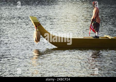 Thailändische Ruderer in traditioneller Tracht während der Royal Barge Prozession zum Abschluss der Königlichen Krönungszeremonie am Chao Phraya Fluss in Bangkok, Thailand, am 12. Dezember 2019. (Foto von Anusak Laowias/NurPhoto) Stockfoto