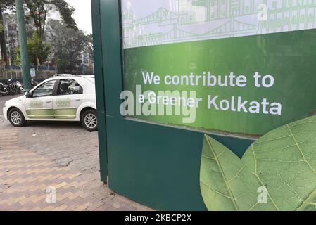 Ein Elektrofahrzeug wird vor einer Ladestation für Elektrofahrzeuge in Kalkutta, Indien, geparkt, 12. Dezember 2019. (Foto von Indranil Aditya/NurPhoto) Stockfoto