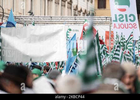 Am 12. Dezember 2019, im Zentrum der Woche der Mobilisierung zur Arbeit, nehmen Menschen an einer Demonstration auf der Piazza Santi Apostoli in Rom Teil. Cgil, Cisl und Uil riefen zur Erneuerung öffentlicher und privater Verträge auf. (Foto von Andrea Pirri/NurPhoto) Stockfoto
