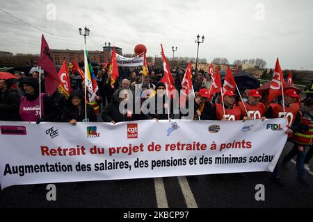 Auf dem Transparent steht: „Rücknahme der geplanten Rentenreform um Punkte“. Tausende Demonstranten demonstrierten in Toulouse zur Demonstration 3., die von fast allen Gewerkschaften (CGT, UNSA, Sud, UNL, UNEF, FO, UNSA usw.). Die Demonstranten fordern den Rückzug der neuen Rentenreform (Alter, Rente, Bedingungen usw.). Macrons Regierung schlägt auf einer Idee von Jean-Claude Delvoye einen Wechsel zwischen einem Renten- und Rentensystem nach dem Prinzip der Kapitalausstattung durch ein Kapitalisierungssystem vor. Die französische Regierung will auch eine Vereinigung aller Rentensysteme in Frankreich (mit Ausnahme von Polizisten, Militär, Kongressabgeordneten, s) Stockfoto