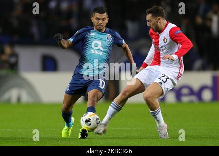 Portos mexikanischer Stürmer Jesus Corona (L) steht mit Orkun Kokcu Mittelfeldspieler von Feyenoord (R) während des UEFA Europa League Group G-Spiels zwischen dem FC Porto und Feyenoord am 12. Dezember 2019 im Dragao Stadium in Porto, Portugal, im Spiel. (Foto von Paulo Oliveira / DPI / NurPhoto) Stockfoto